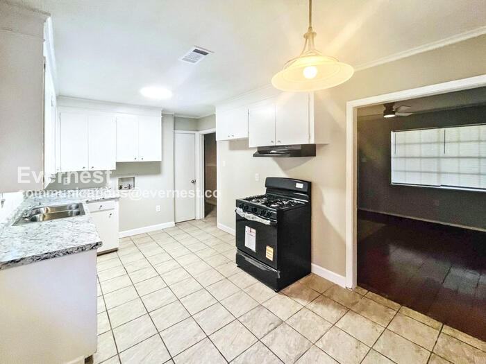 3010 Center St - Photo 2 of 19