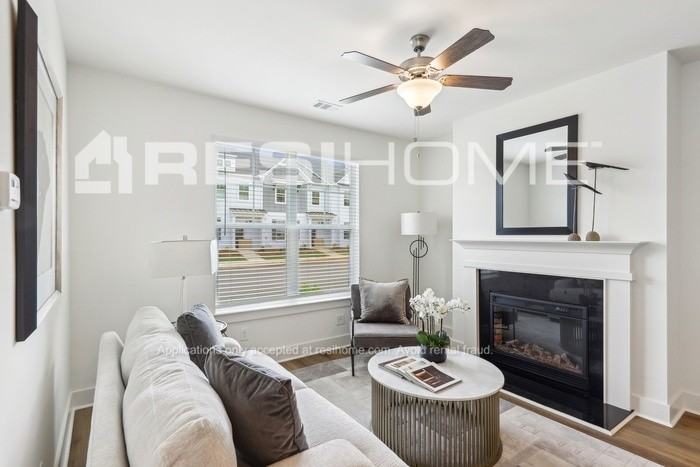 257 Delilah Aly - Photo 7 of 23