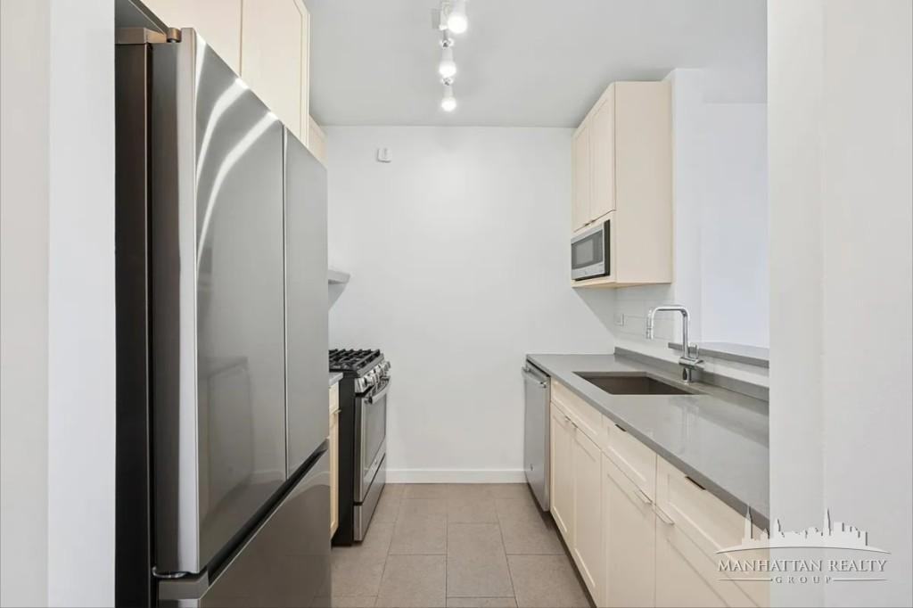 W 42nd St #37E - Photo 3 of 8