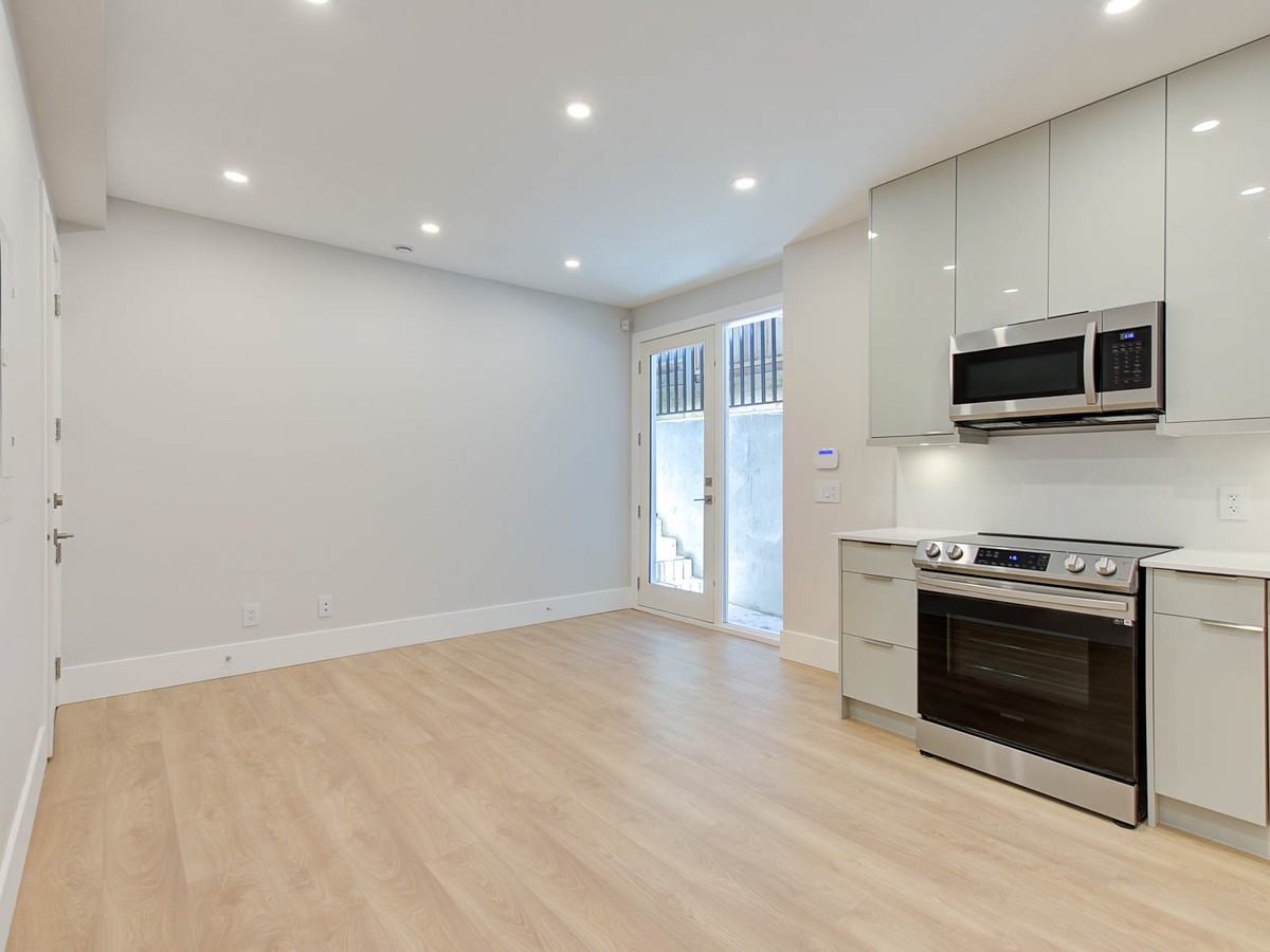 217 21st Street East - Photo 4 of 10