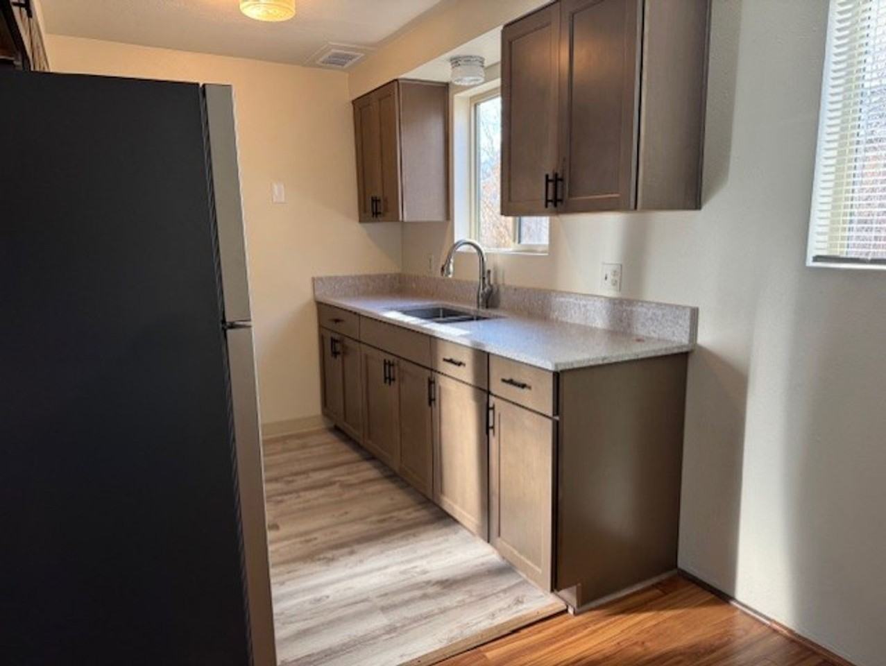 129 Nw Adams Pl #D - Photo 2 of 9