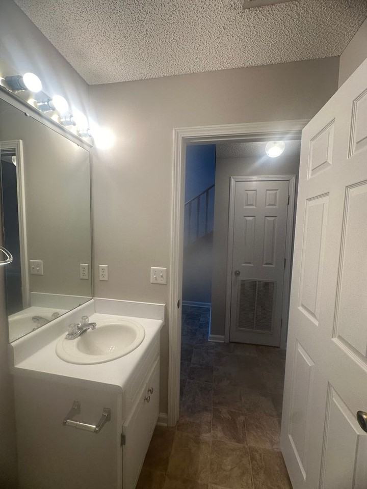 111 Commons Dr - Photo 7 of 27