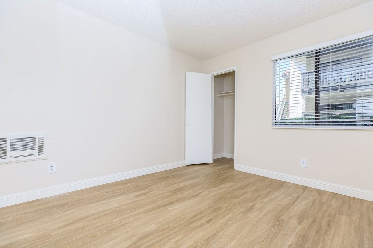 North Bonita Apartments - Photo 5 of 43