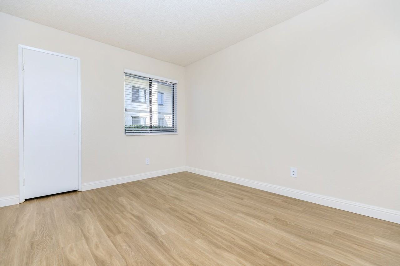 North Bonita Apartments - Photo 6 of 43