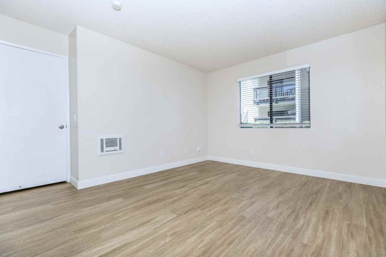 North Bonita Apartments - Photo 7 of 43