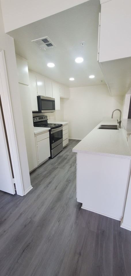 Holliston Apartments - Pasadena - Photo 4 of 7