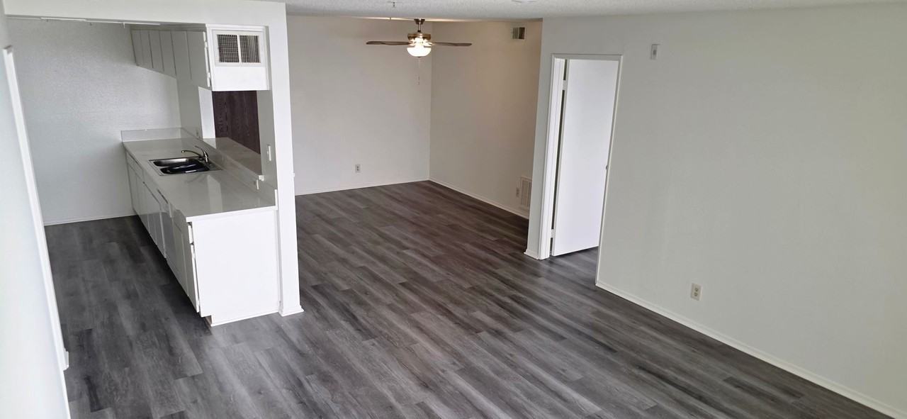 Holliston Apartments - Pasadena - Photo 2 of 7