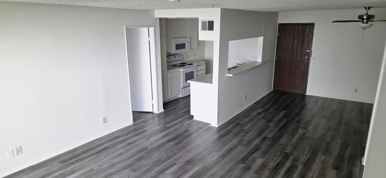 Holliston Apartments - Pasadena - Photo 3 of 7