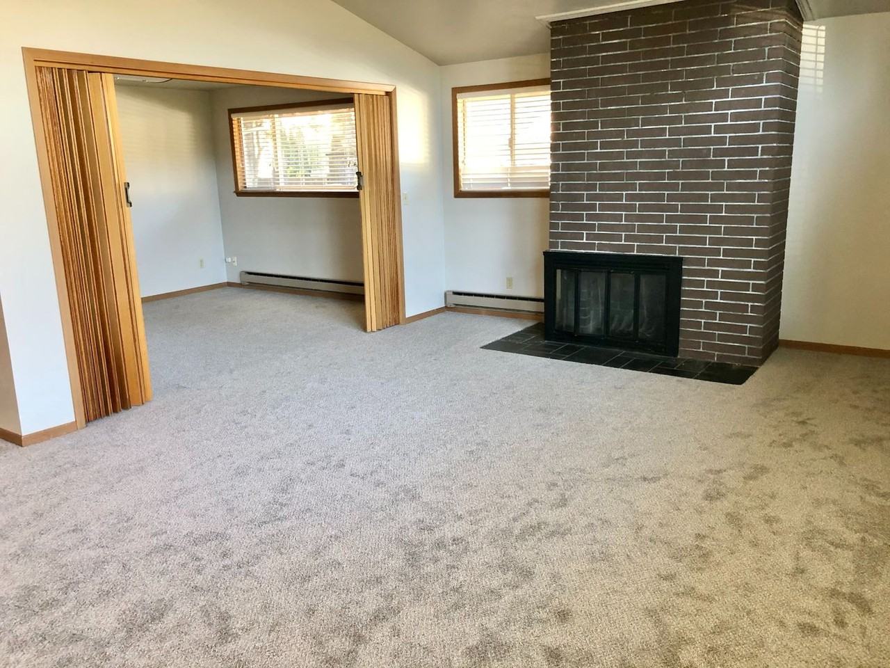 543 Riverside Dr Se - Photo 4 of 4