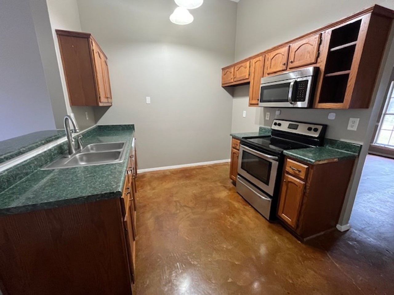 5583 April Dr - Photo 2 of 10