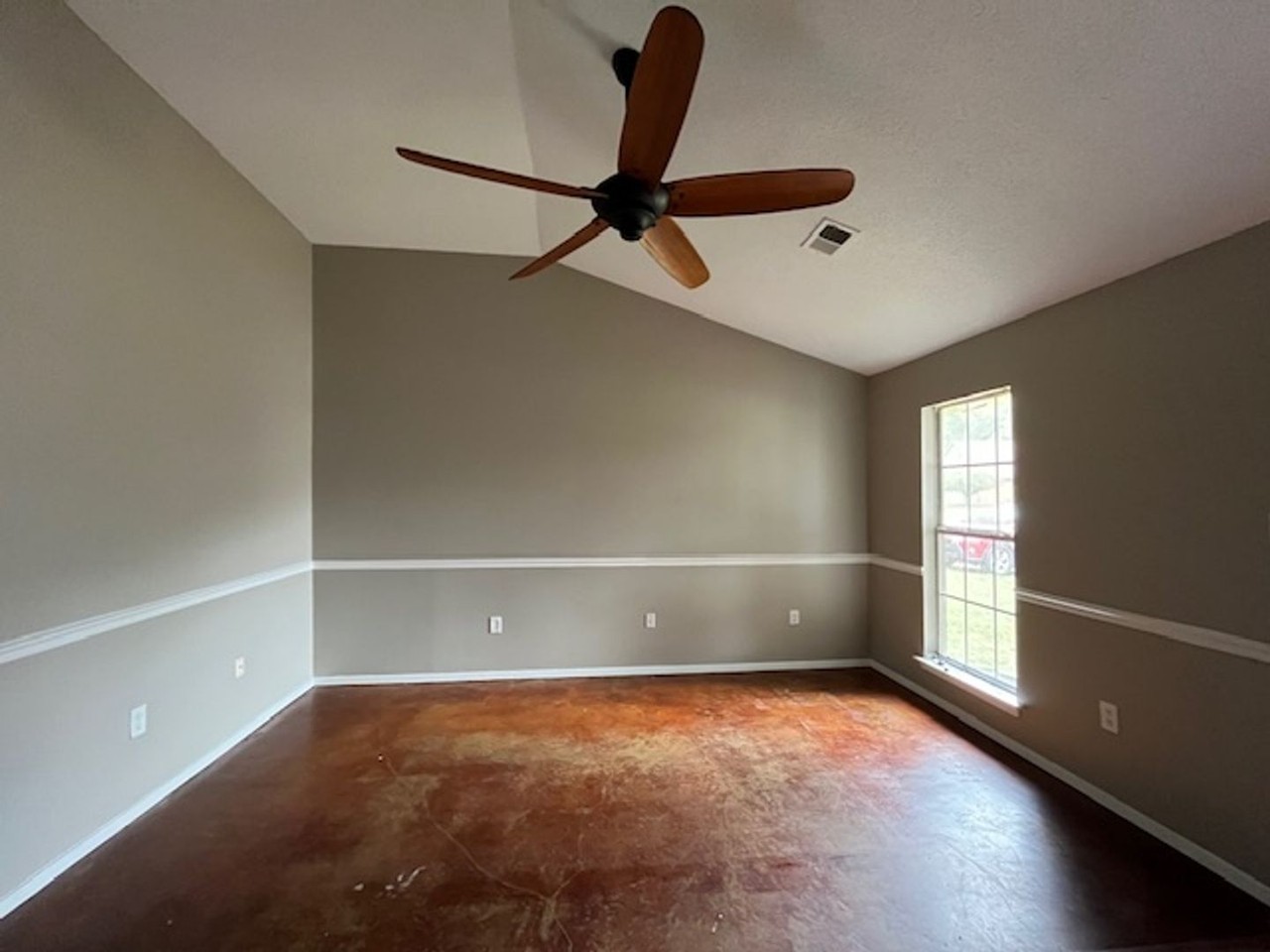 5583 April Dr - Photo 3 of 10