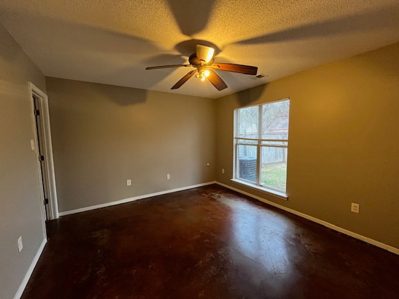 5583 April Dr - Photo 4 of 10