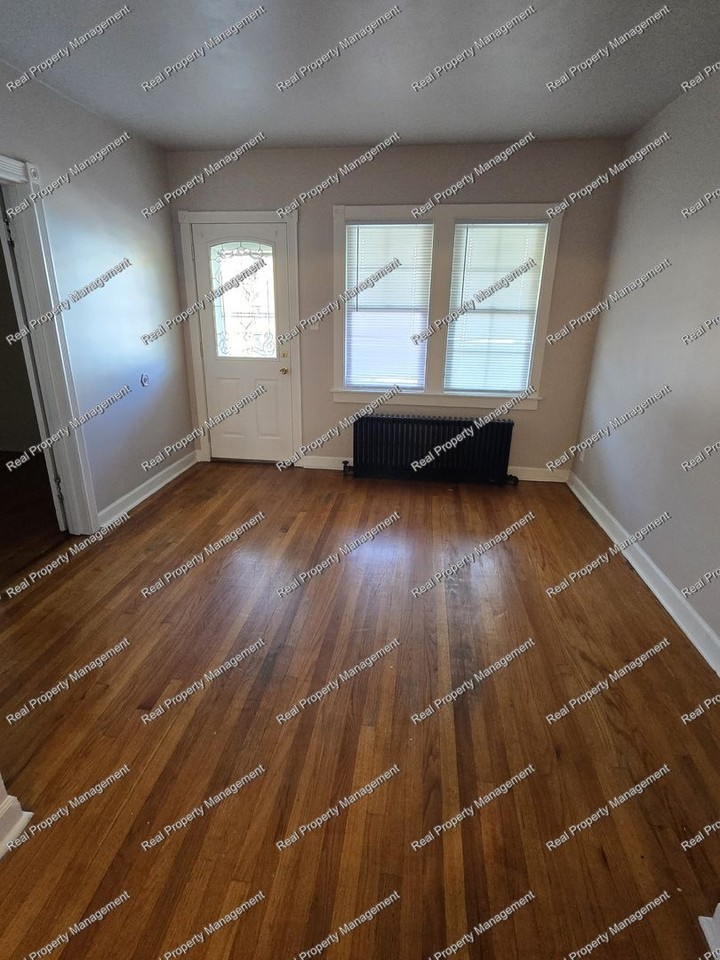 2524 Schrage Ave - Photo 2 of 13