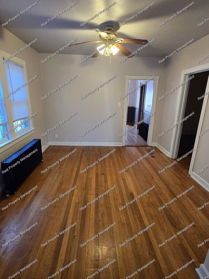 2524 Schrage Ave - Photo 3 of 13