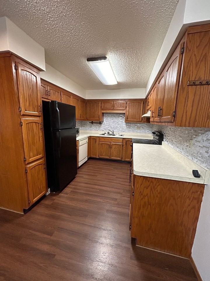 1988 Prairie Ave - Photo 5 of 11