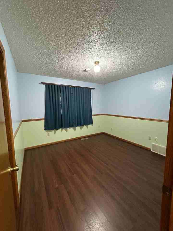 1988 Prairie Ave - Photo 7 of 11
