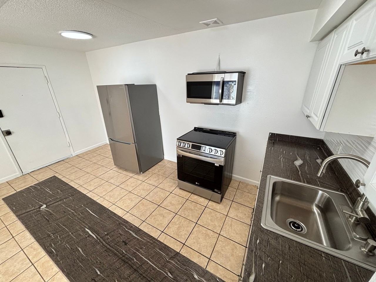 239 W Philadelphia Ave #6 - Photo 2 of 16