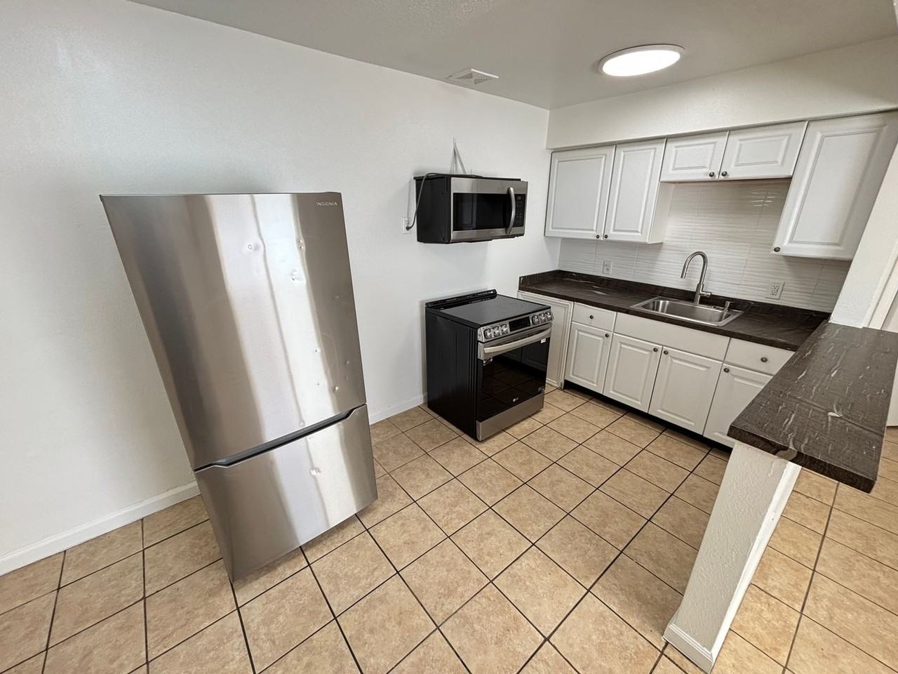 239 W Philadelphia Ave #6 - Photo 3 of 16
