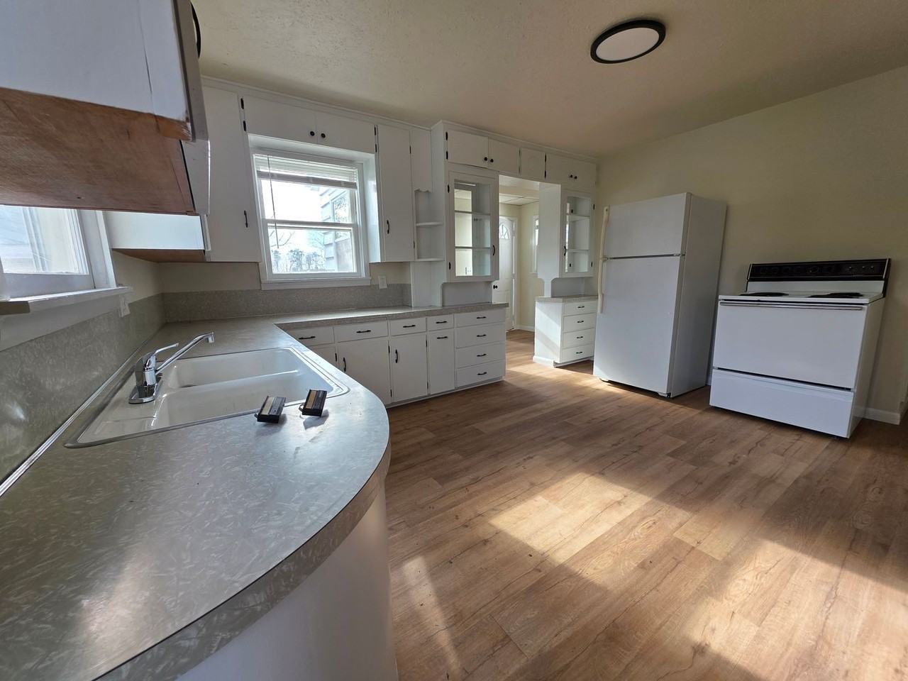 190 E Madison St - Photo 7 of 24
