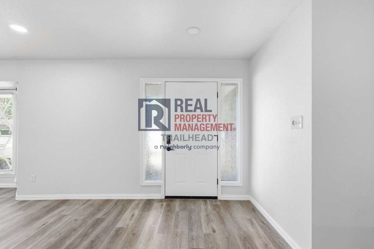 6070 Wonder Dr - Photo 4 of 29