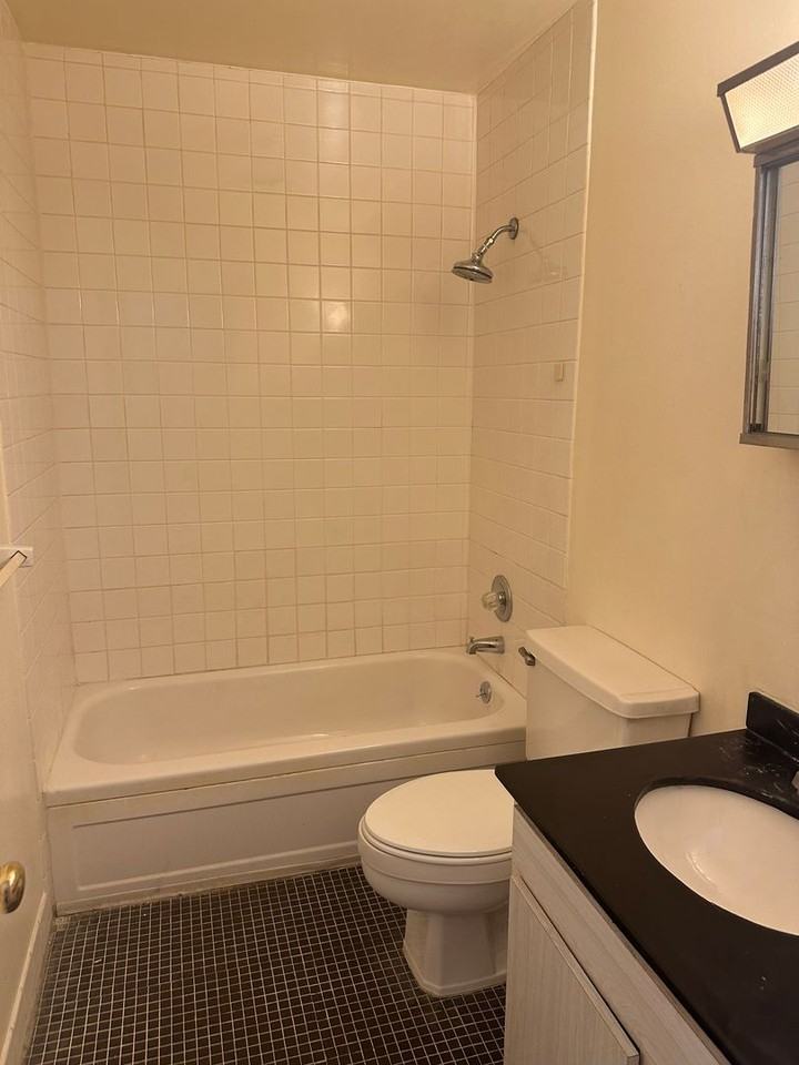 2811 Bleeker Sq Apt D - Photo 2 of 8