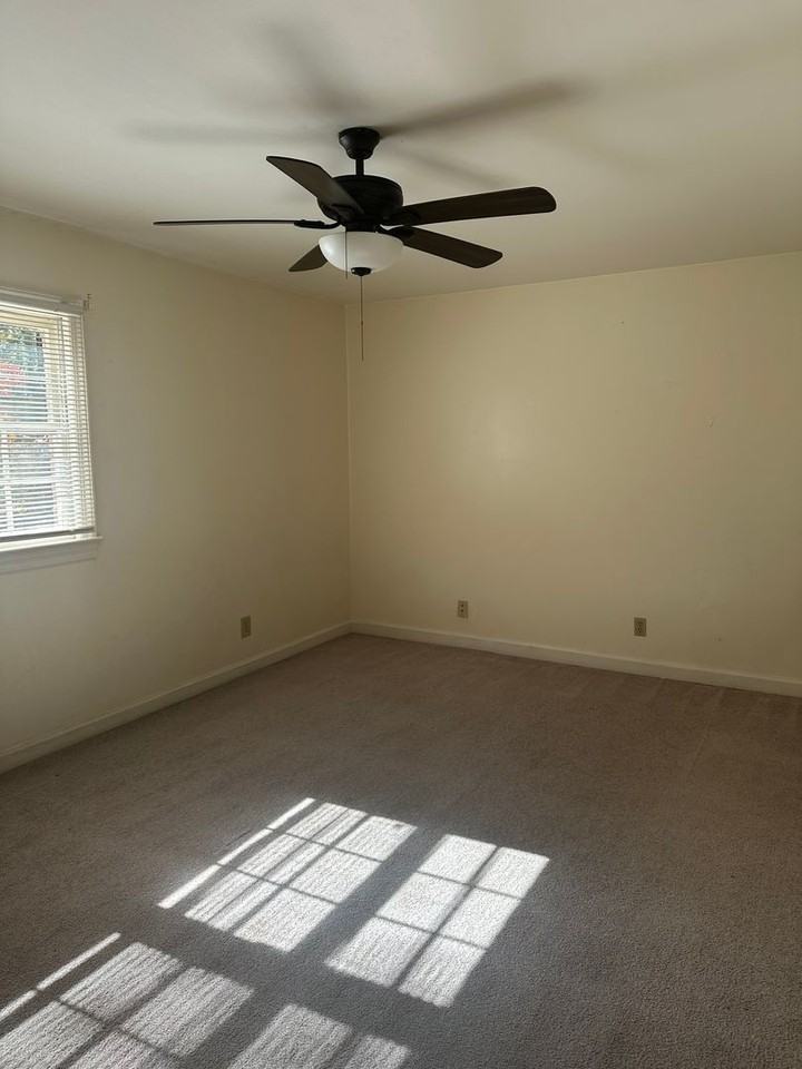 2811 Bleeker Sq Apt D - Photo 3 of 8