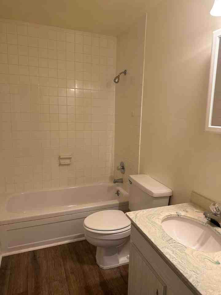 2811 Bleeker Sq Apt D - Photo 4 of 8