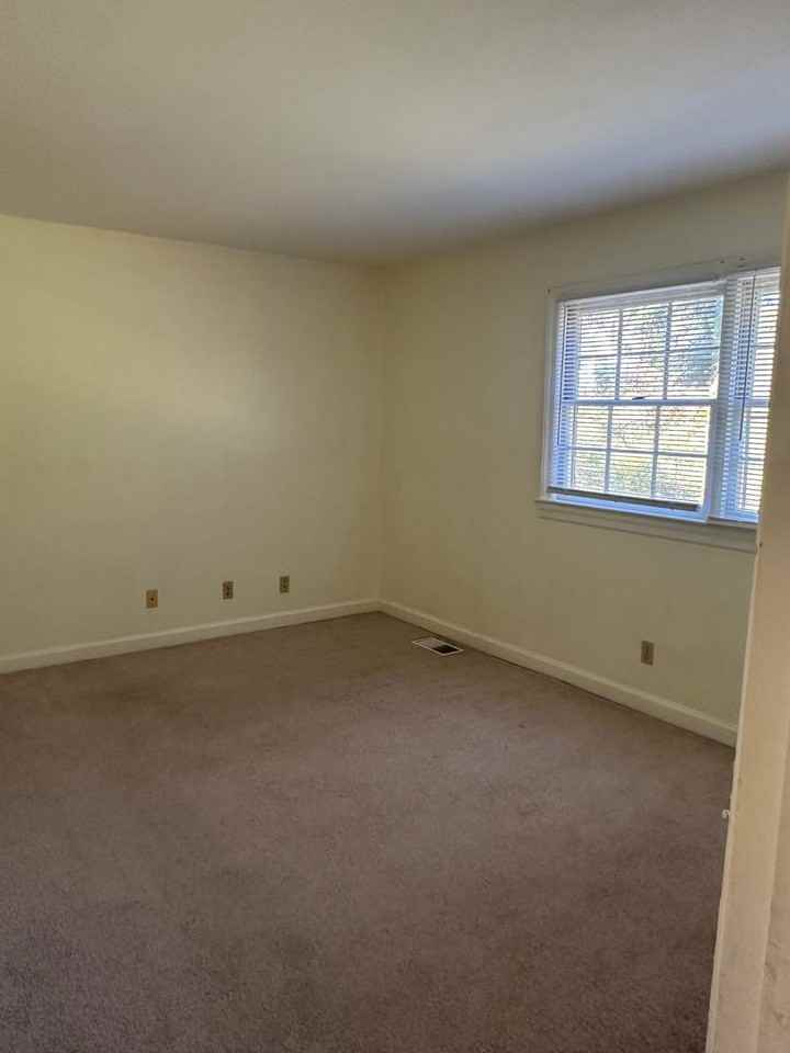 2811 Bleeker Sq Apt D - Photo 5 of 8