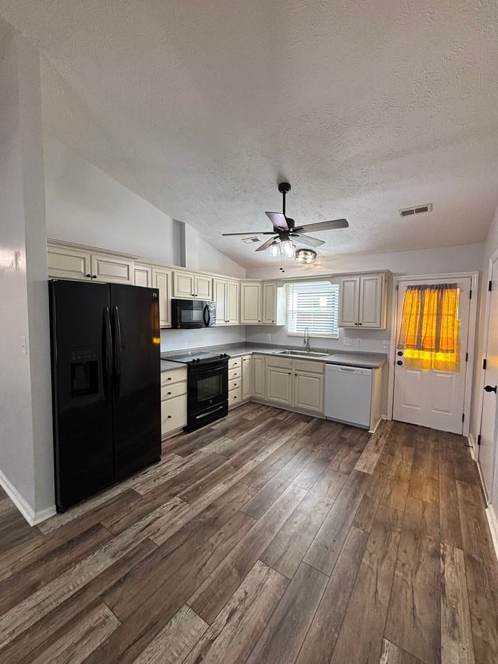 7800 Branford Ct - Photo 4 of 17