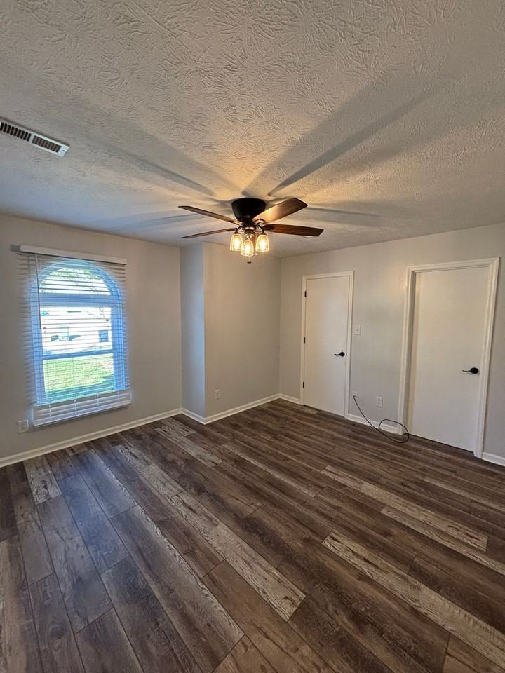 7800 Branford Ct - Photo 5 of 17