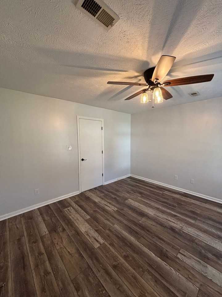 7800 Branford Ct - Photo 6 of 17