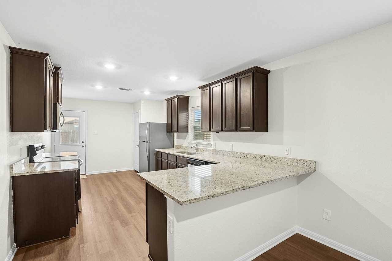 16416 Farmhouse Ln - Photo 7 of 25