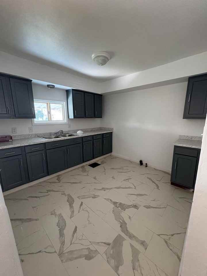 863 N Upland Ave - Photo 4 of 14