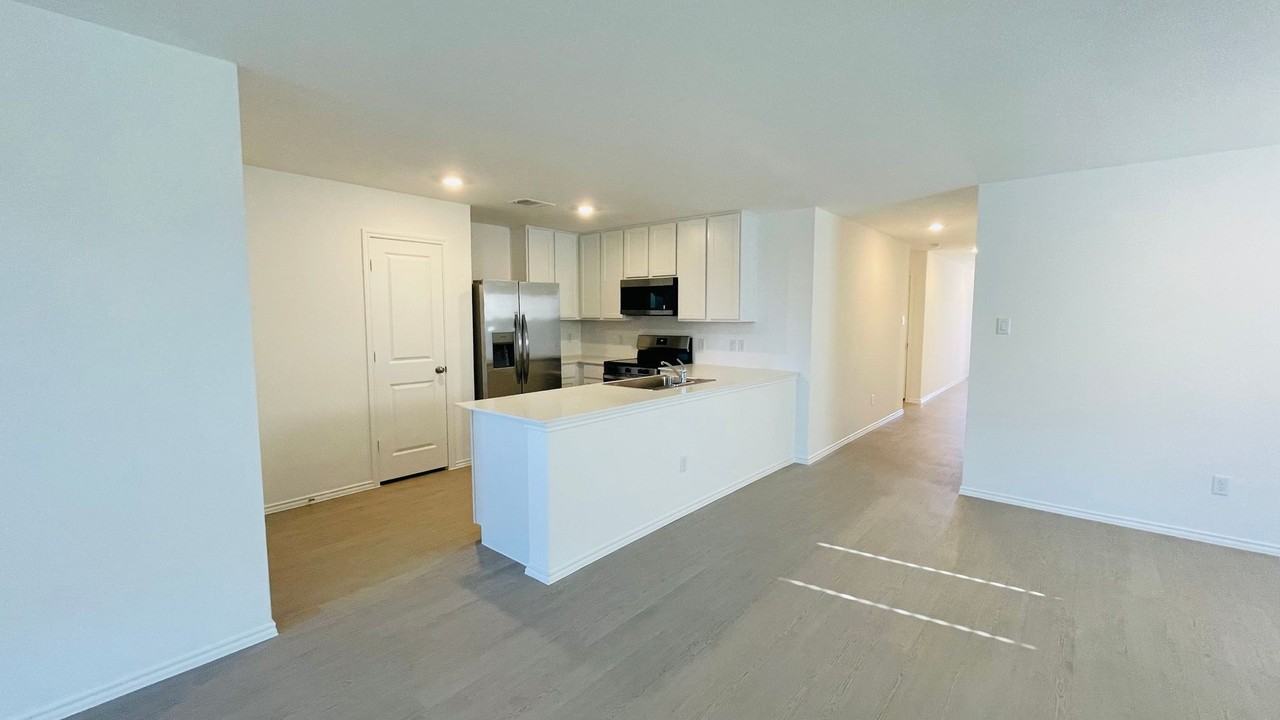 1122 Campbelton Dr - Photo 3 of 15