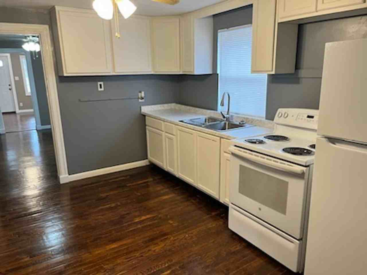 1816 Glade St - Photo 3 of 9