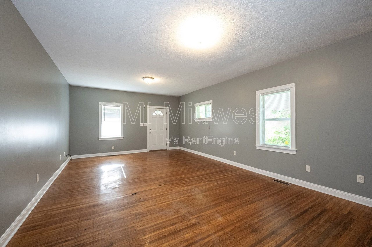 850 N Temple Ave - Photo 2 of 13