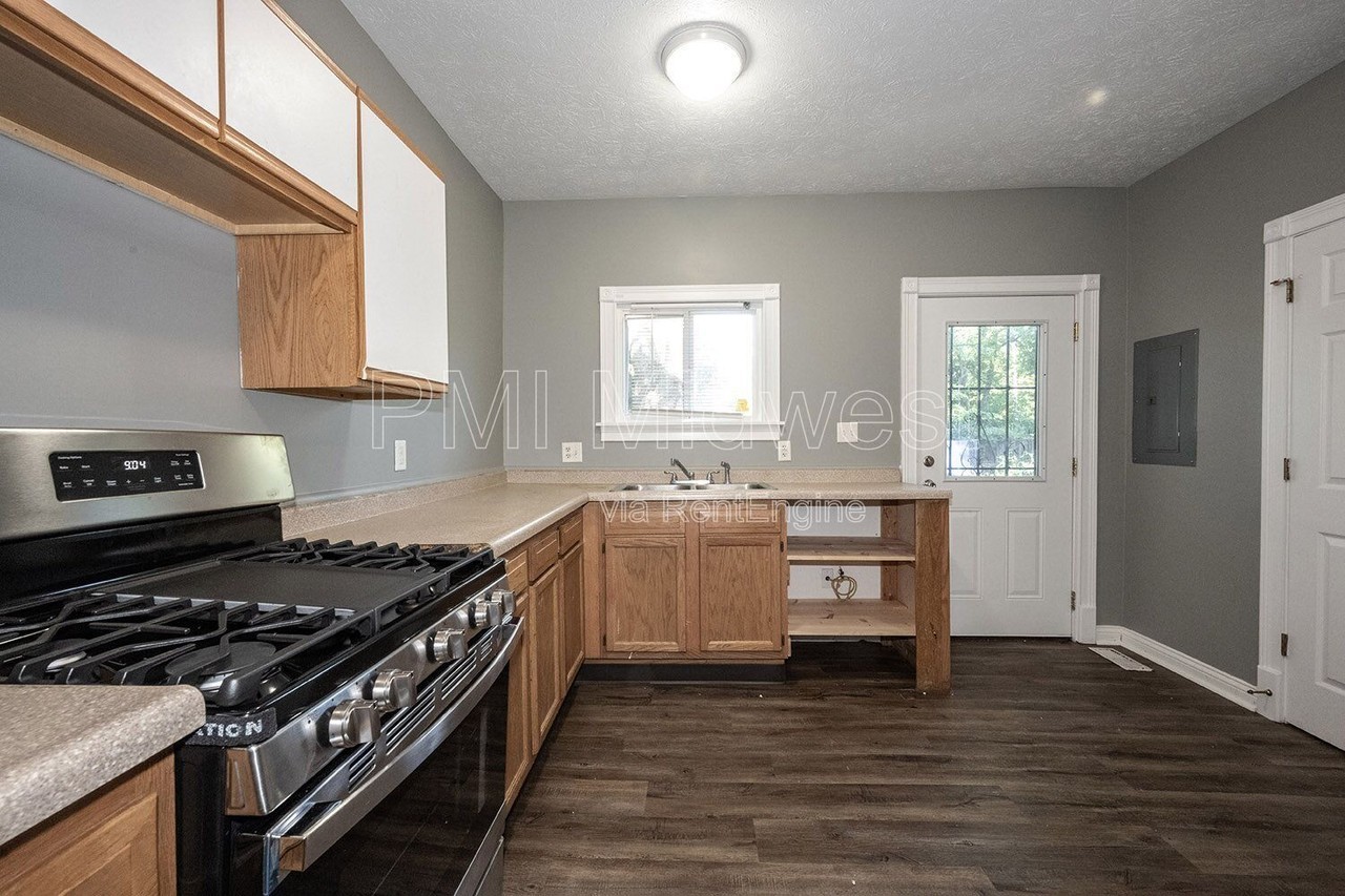 850 N Temple Ave - Photo 5 of 13