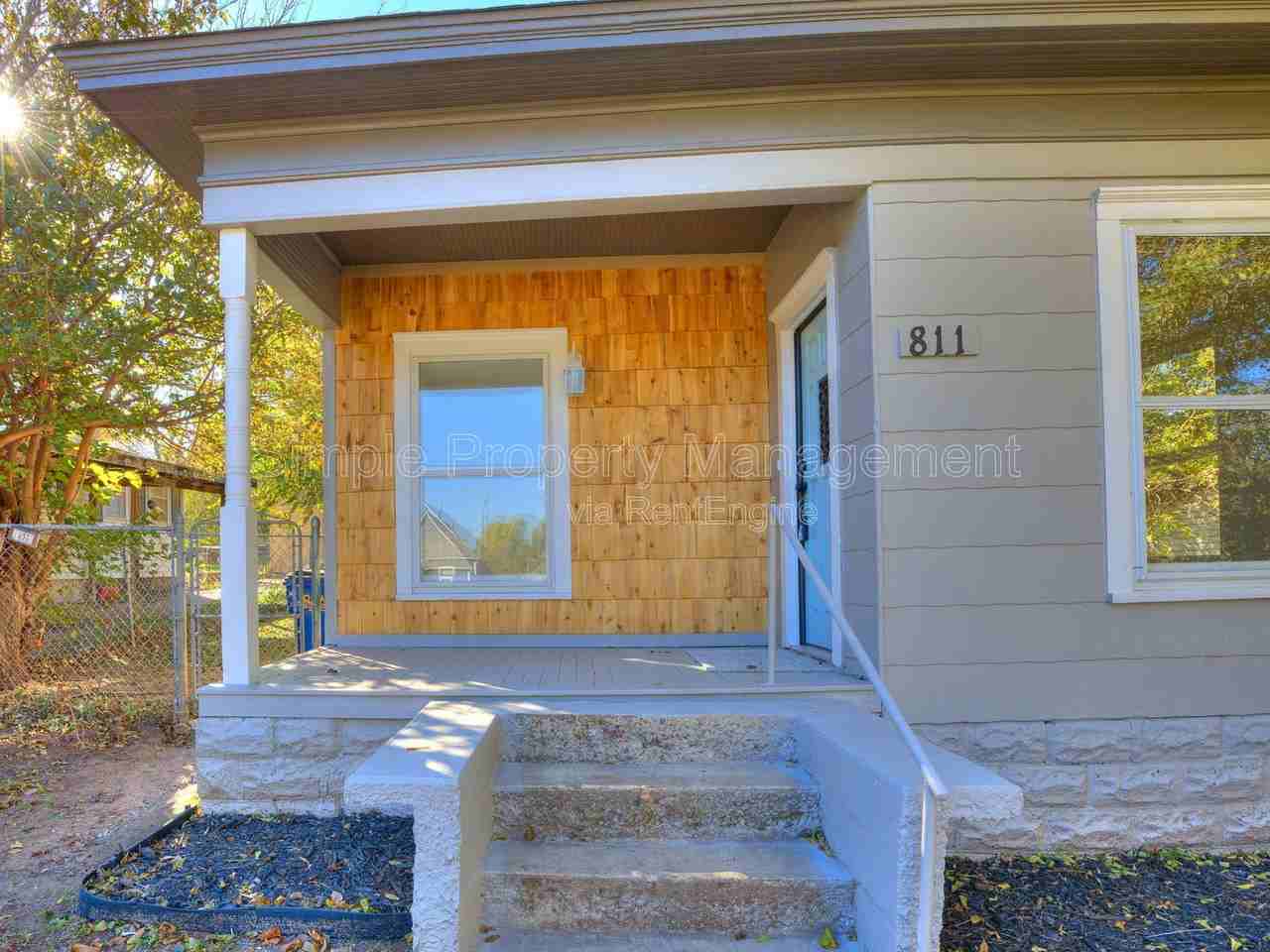 811 W Wade St - Photo 2 of 20