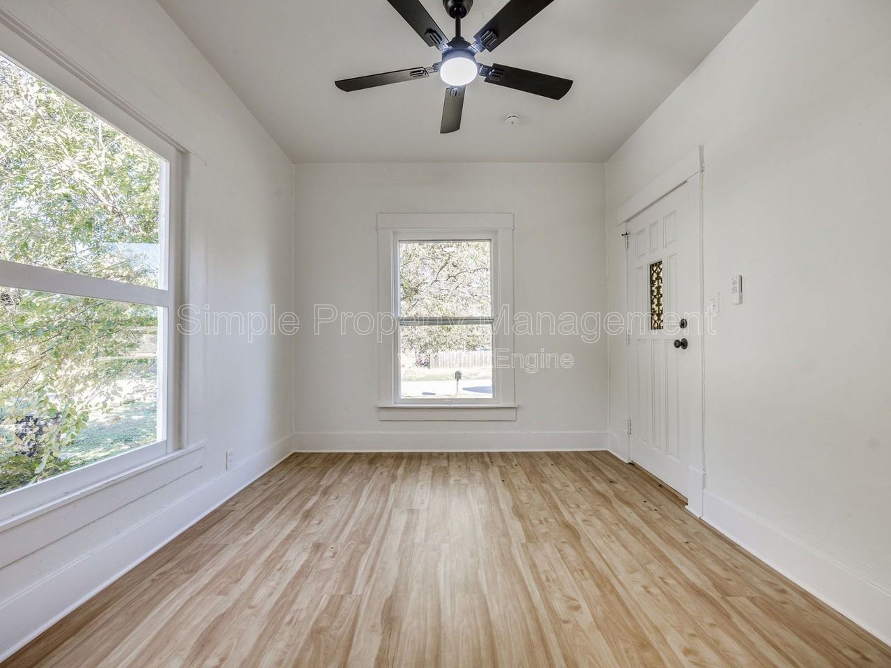 811 W Wade St - Photo 3 of 20