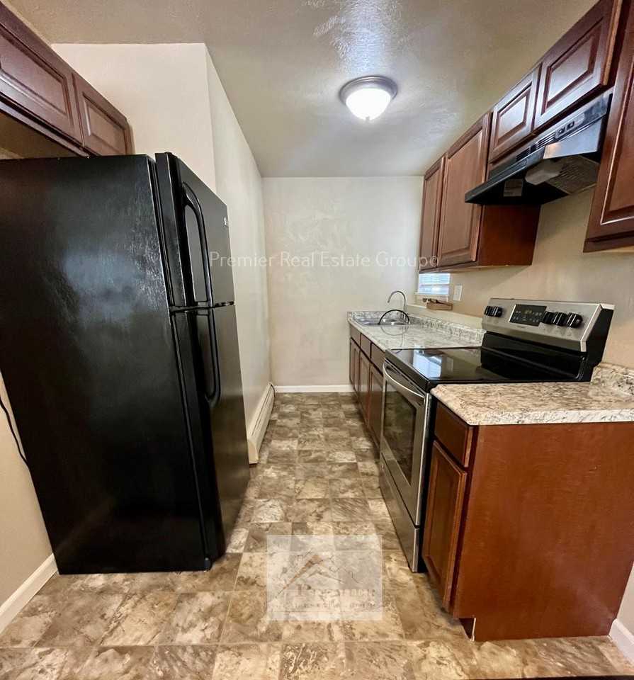 1197 Cree Dr #1 - Photo 4 of 12