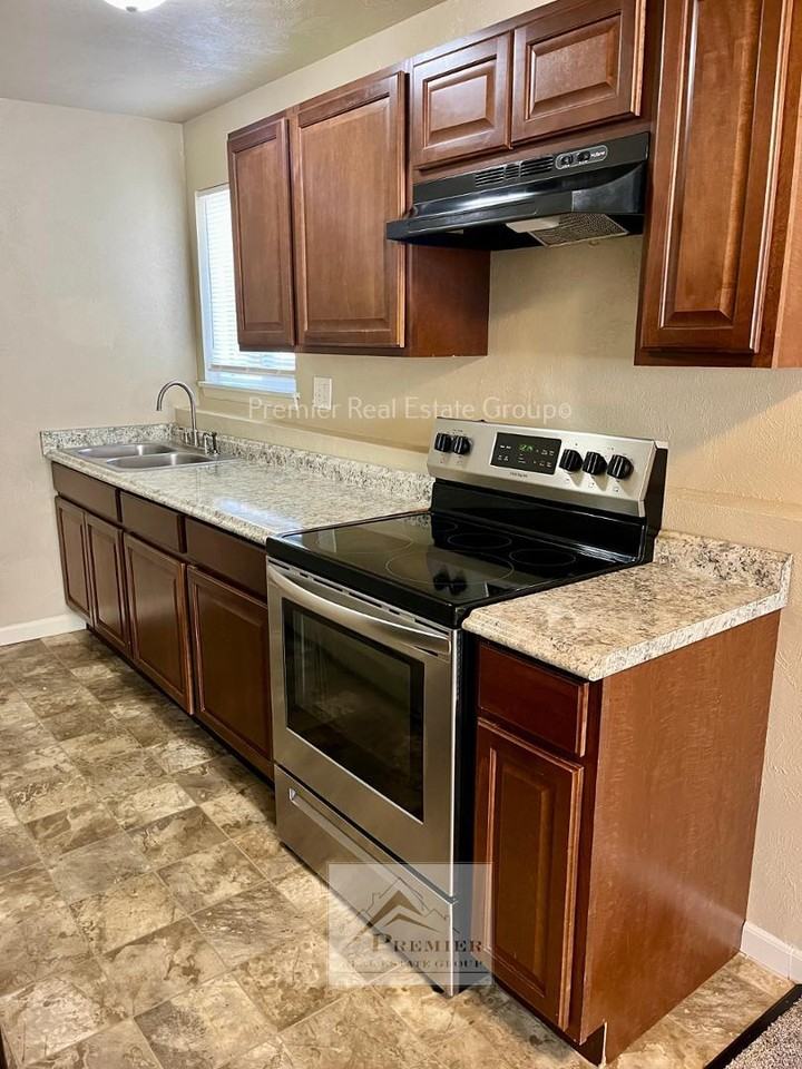 1197 Cree Dr #1 - Photo 5 of 12