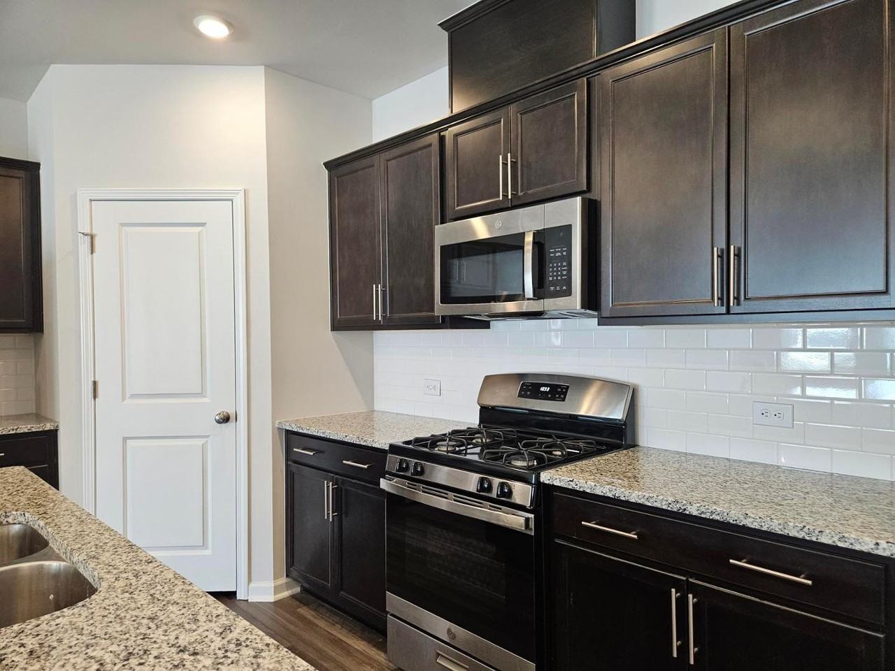 2250 Kasota Ln - Photo 4 of 28