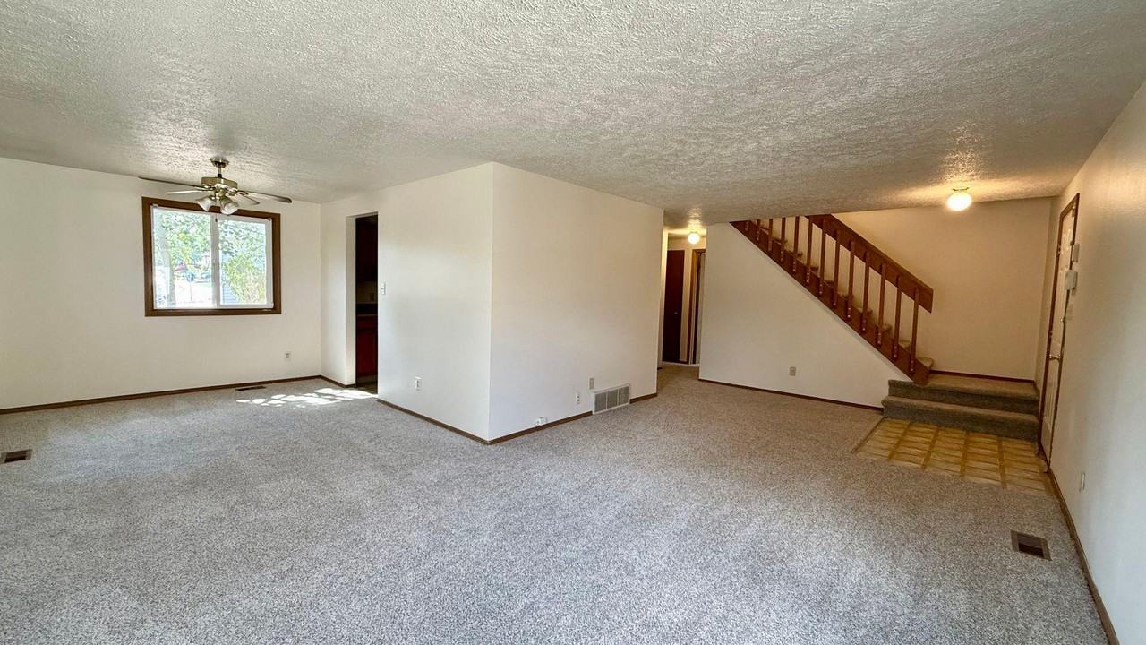 2080 Piros Dr - Photo 4 of 34