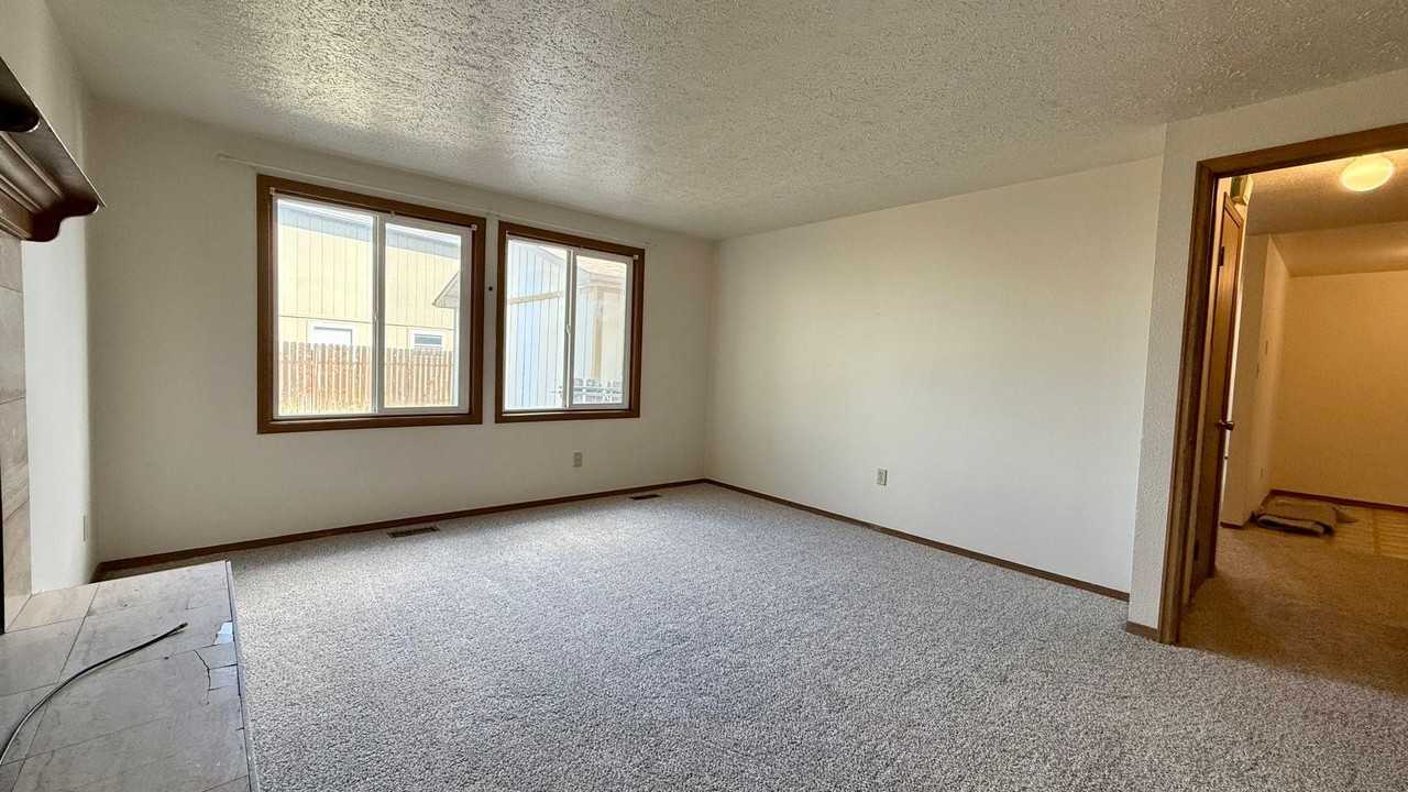 2080 Piros Dr - Photo 7 of 34