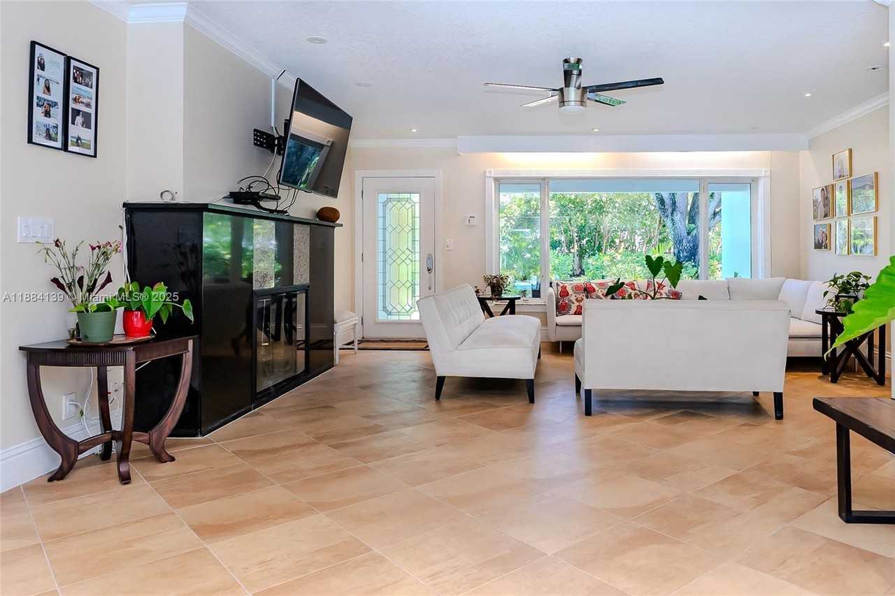 1529 Bayview Dr - Photo 5 of 24