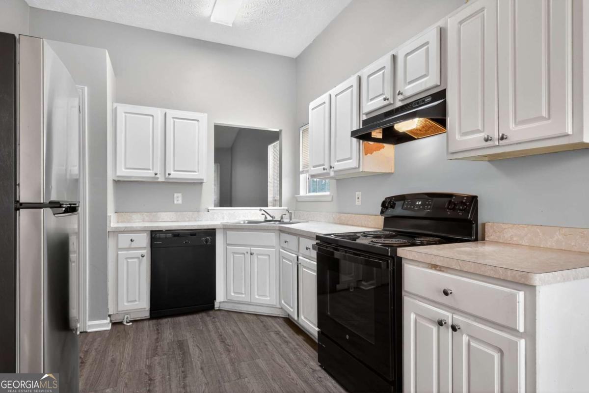 5470 Twin Lakes Dr - Photo 3 of 15