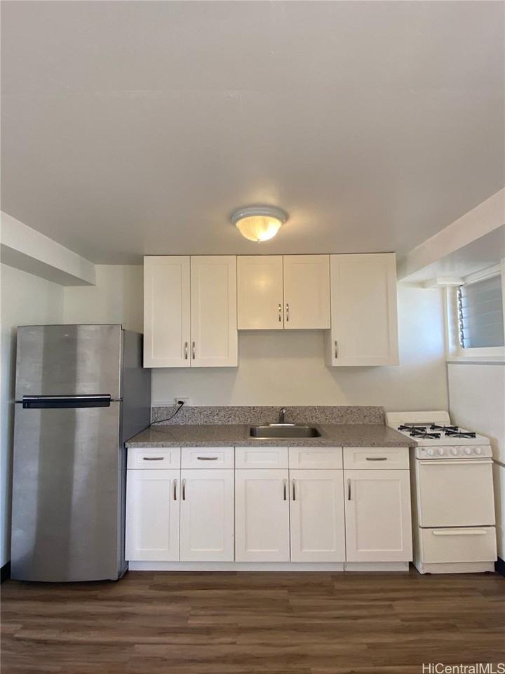 1209 10th Ave #302 - Photo 3 of 15