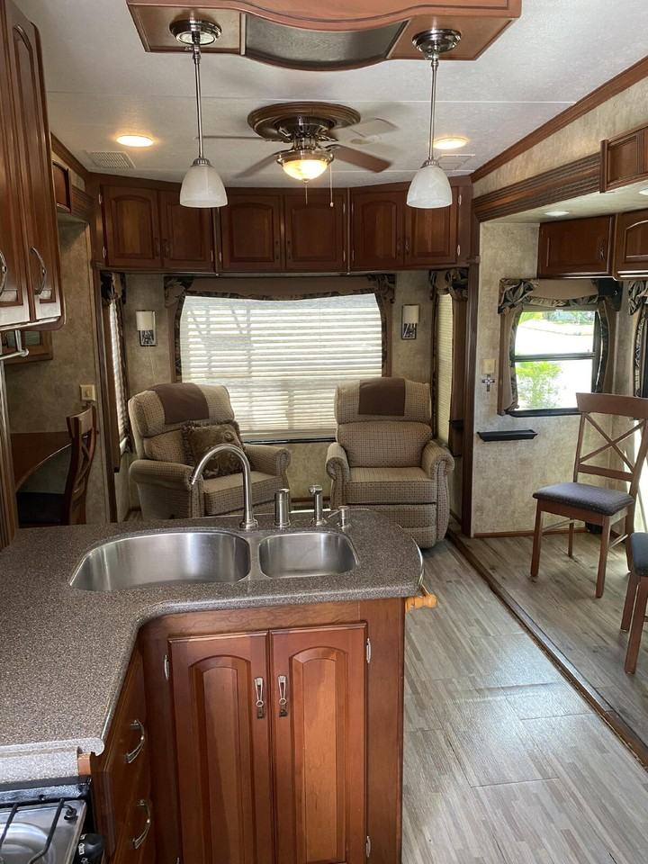 6124 Parkway E - Photo 2 of 16