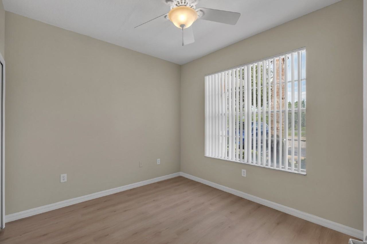 1413 Retreat Cir - Photo 4 of 39