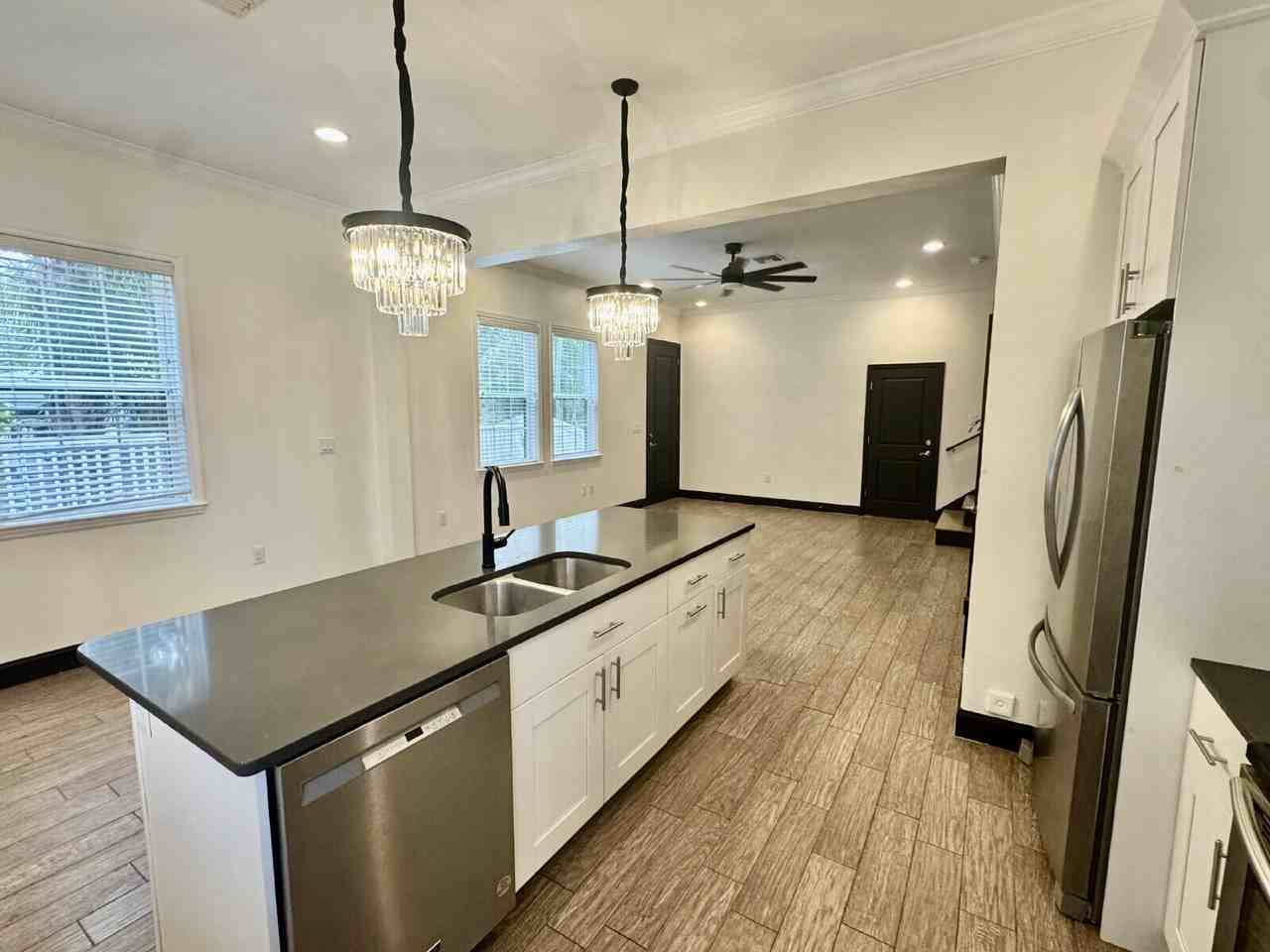 331 N Trask St - Photo 4 of 23